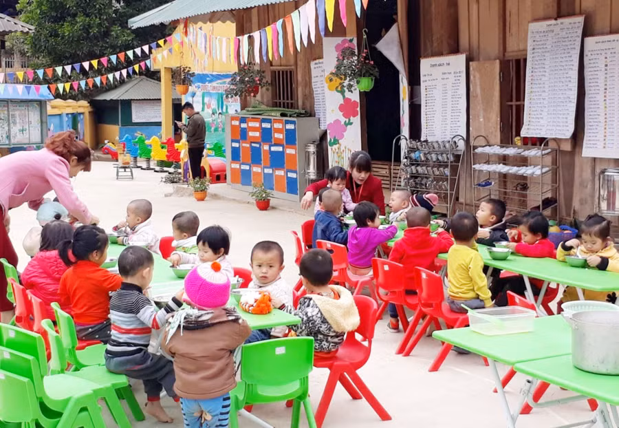 Học sinh Trường Mầm non Nậm Nén (Mường Chà, Điện Biên) trong giờ ăn trưa
