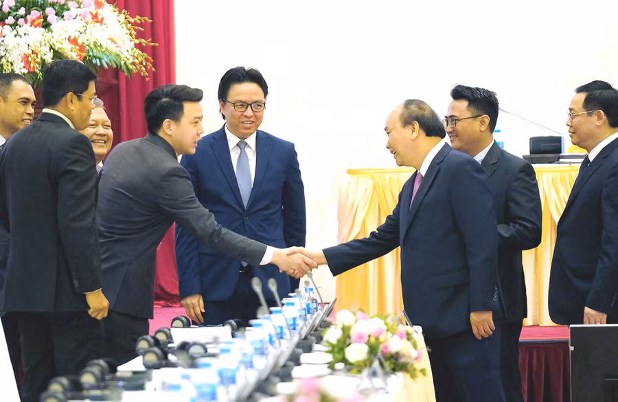 Các đại biểu chào đón Thủ tướng Nguyễn Xuân Phúc tới dự và chủ trì Hội nghị