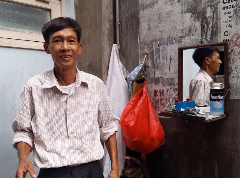 Anh Trần Đức với hàng cắt tóc vỉa hè của mình trong nhiều năm qua