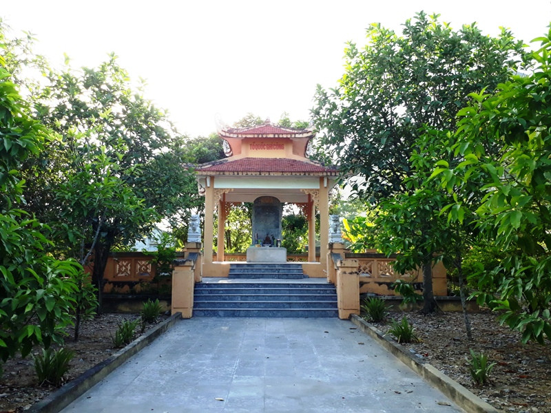 Tấm bia tưởng niệm khắc ghi sự hy sinh anh dũng của 13 nữ TNXP Thái Bình. Tấm bia tưởng niệm khắc ghi sự hy sinh anh dũng của 13 nữ TNXP Thái Bình.