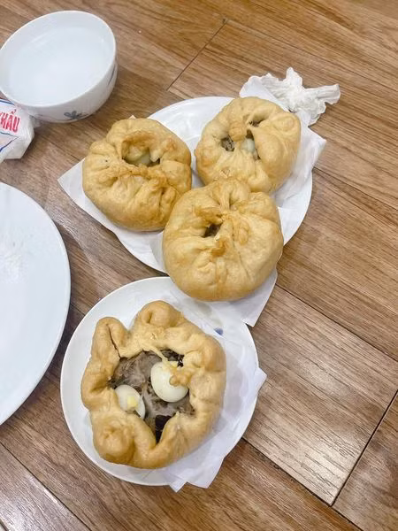 Bánh bao chiên phong cách nửa kín nửa hở.