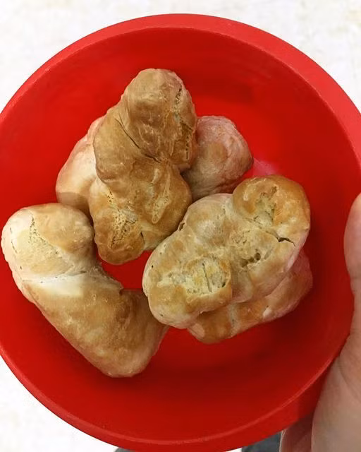 Giãn cách xã hội, thèm bánh mì truyền thống, kiếm không ra, vào bếp tự làm và thành quả ngoài mong đợi, ai cũng bảo đá hóa thạch.