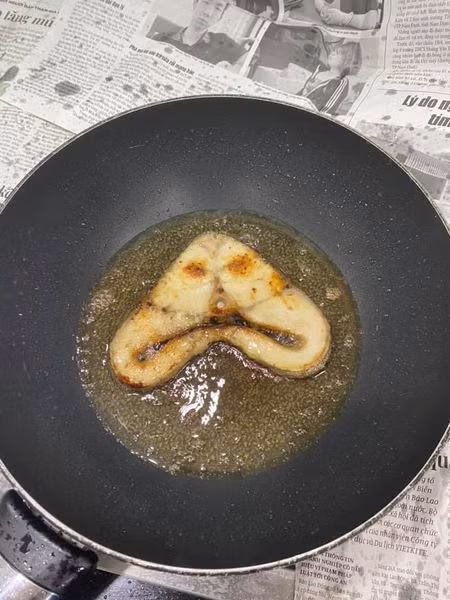 Vợ bắt vào bếp tháng cô hồn.