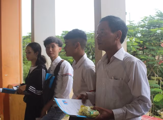 K’Koi trước giờ vào phòng thi cùng các thí sinh khác.