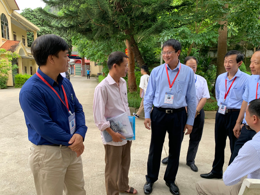 Thứ trưởng Lê Hải An động viên thí sinh lớn tuổi tham dự kì thi