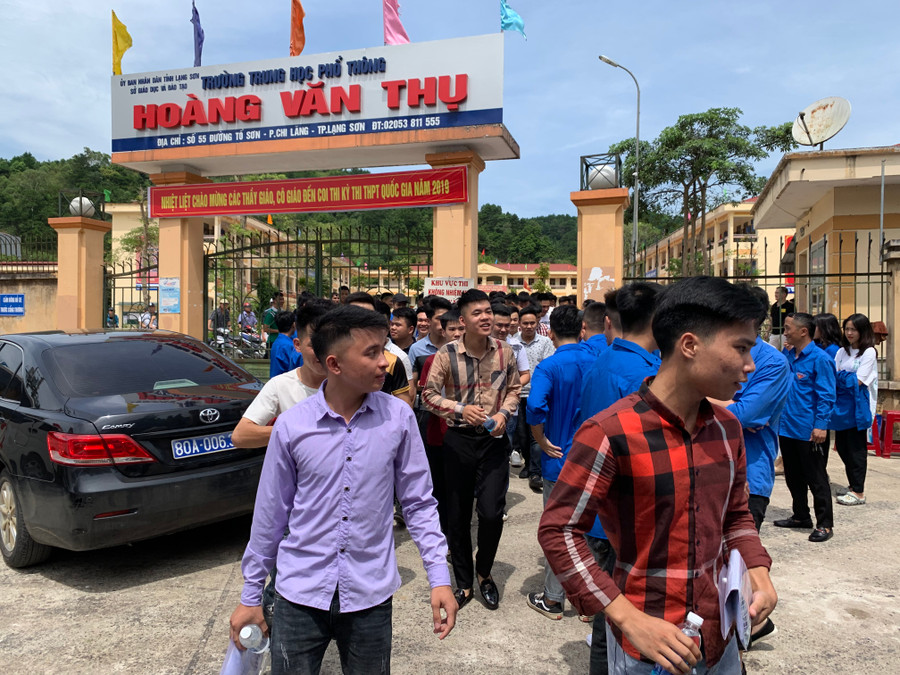 Các thí sinh rời phòng thi trong tâm trạng phấn khởi. Các thí sinh rời phòng thi trong tâm trạng phấn khởi.