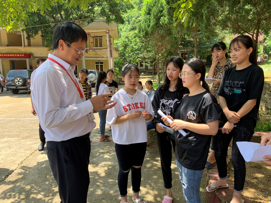 Thứ trưởng Lê Hải An động viên các thí sinh trường học vùng biên giới