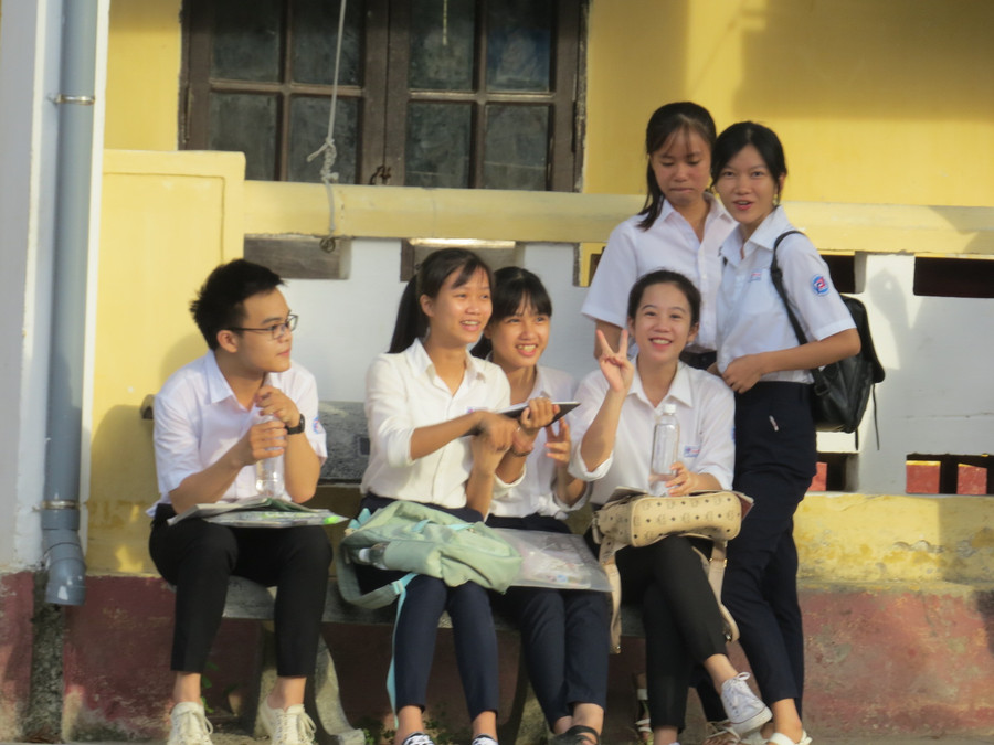 Thí sinh Huế đến trường thi môn Tổ hợp xã hội sớm để tránh nắng nóng Thí sinh Huế đến trường thi môn Tổ hợp xã hội sớm để tránh nắng nóng