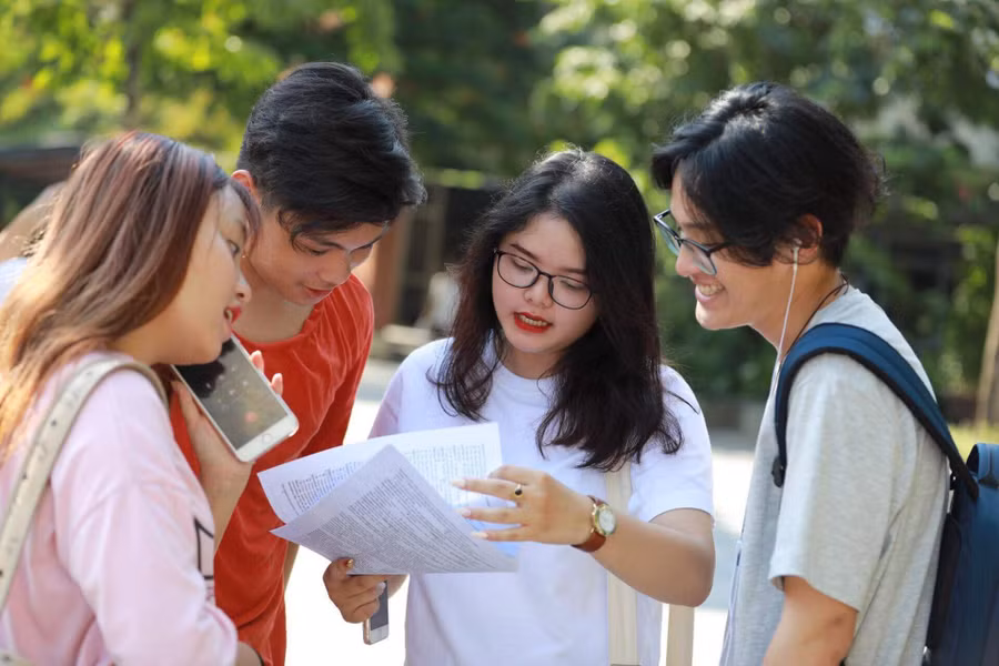 Thí sinh thảo luận bài làm sau ngày thi thứ 2 Kỳ thi THPT quốc gia 2019.	Ảnh: Phú Xuân - Thế Đại