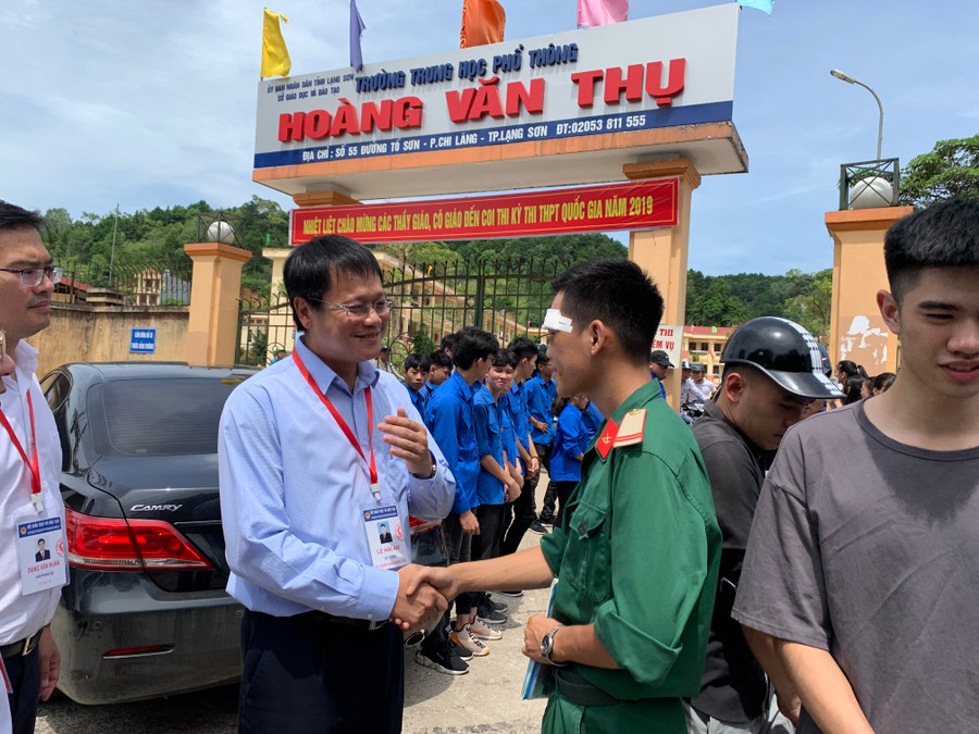 Thứ trưởng Lê Hải An động viên thí sinh Lý Văn Toàn tại điểm thi THPT chuyên Hoàng Văn Thụ. Thứ trưởng Lê Hải An động viên thí sinh Lý Văn Toàn tại điểm thi THPT chuyên Hoàng Văn Thụ.