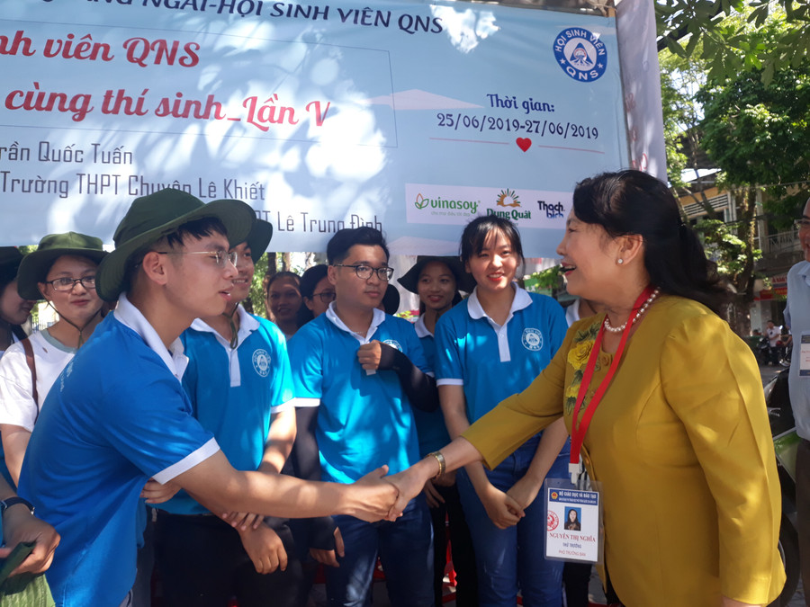 Thứ trưởng Nguyễn Thị Nghĩa động viên lực lượng TNTN hỗ trợ trường thi tại Quảng Ngãi