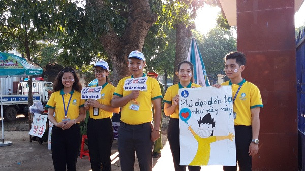 Thanh niên tình nguyện tại điểm trường THPT Lê Duẩn (TP Buôn Ma Thuột, tỉnh Đắk Lắk) với những băng rôn, khẩu hiệu nhằm tiếp thêm sức mạnh đến các thí sinh. Ảnh: Trúc Hân