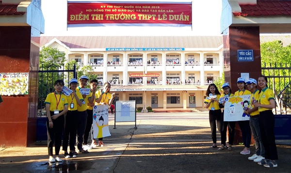 Dù trời nắng hay mưa, các tình nguyện viên cũng hết mình cổ vũ, động viên tinh thần để sĩ tử hoàn thành tốt nhất bài thi. Ảnh: Trúc Hân