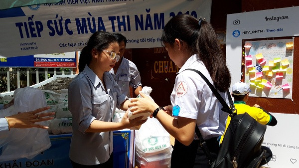 Sau giờ thi các sĩ tử nhận được những suất cơm miễn phí tại điểm trường THPT Hồng Đức (TP Buôn Ma Thuột, tỉnh Đắk Lắk). Ảnh: Trúc Hân