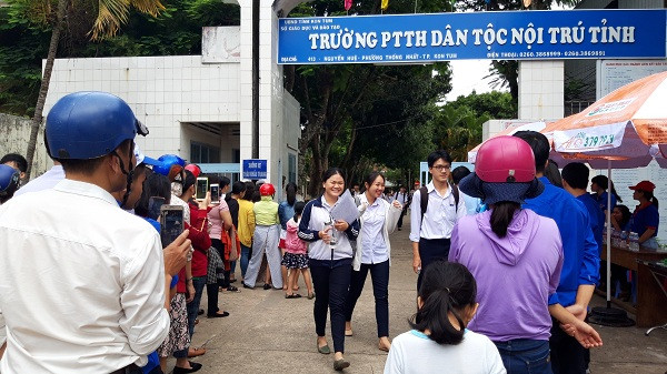 Thí sinh và phụ huynh lưu giữ lại những khoảnh khắc đẹp, ấn tượng của con em mình trong kì thi THPT quốc gia 2019. Ảnh: Trúc Hân