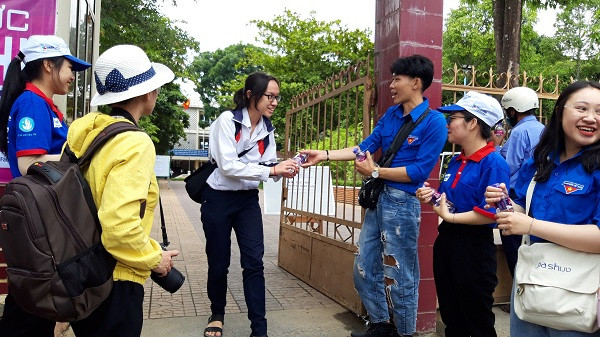 Những chai nước được tình nguyện viên phát đến tay các sĩ tử tại điểm thi trường THPT Kon Tum (tỉnh Kon Tum). Ảnh: Trúc Hân