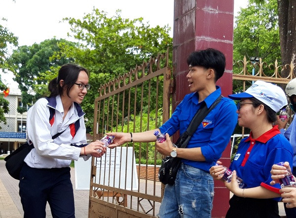Phụ huynh thí sinh luôn đồng hành, động viên con em mình trong suốt kì thi. Phụ huynh thí sinh luôn đồng hành, động viên con em mình trong suốt kì thi.