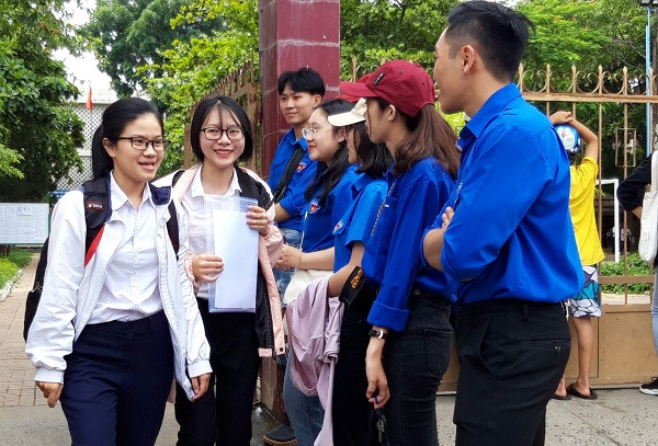 Nụ cười rạng rỡ của các sĩ tử sau khi hoàn thành tốt bài thi. Nụ cười rạng rỡ của các sĩ tử sau khi hoàn thành tốt bài thi.