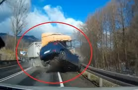 Thót tim cảnh xe tải mất lái đâm bay ô tô con đi ngược chiều