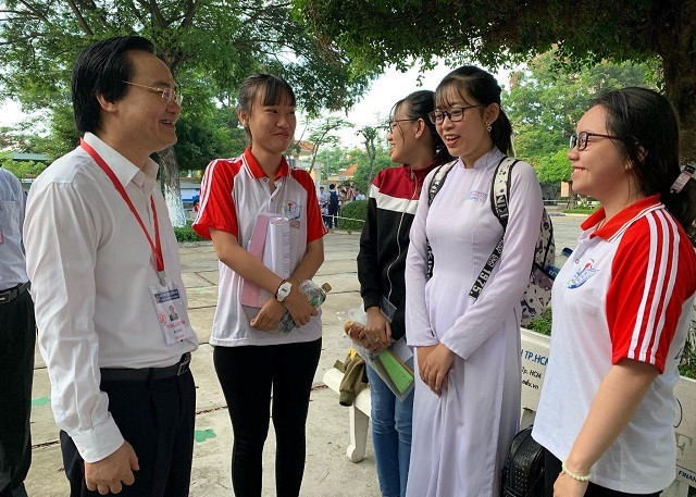 Bộ trưởng Phùng Xuân Nhạ động viên thí sinh và chúc các em thành công tại điểm thi Trường THPT Lê Quý Đôn (TP Tân An, Long An) Bộ trưởng Phùng Xuân Nhạ động viên thí sinh và chúc các em thành công tại điểm thi Trường THPT Lê Quý Đôn (TP Tân An, Long An)