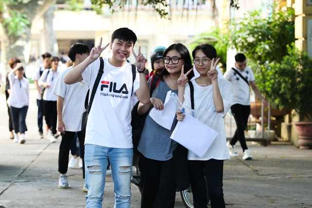 Thí sinh tại điểm thi Trường THPT Việt Đức (Hà Nội) hào hứng sau buổi thi môn Ngoại ngữ. Ảnh: Thế Đại