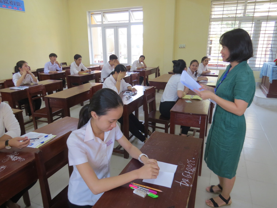 Thí sinh trường THPT Phan Đăng Lưu - Huyện Phú Vang vội vã bước vào phòng thi các môn Tổ hợp xã hội Thí sinh trường THPT Phan Đăng Lưu - Huyện Phú Vang vội vã bước vào phòng thi các môn Tổ hợp xã hội