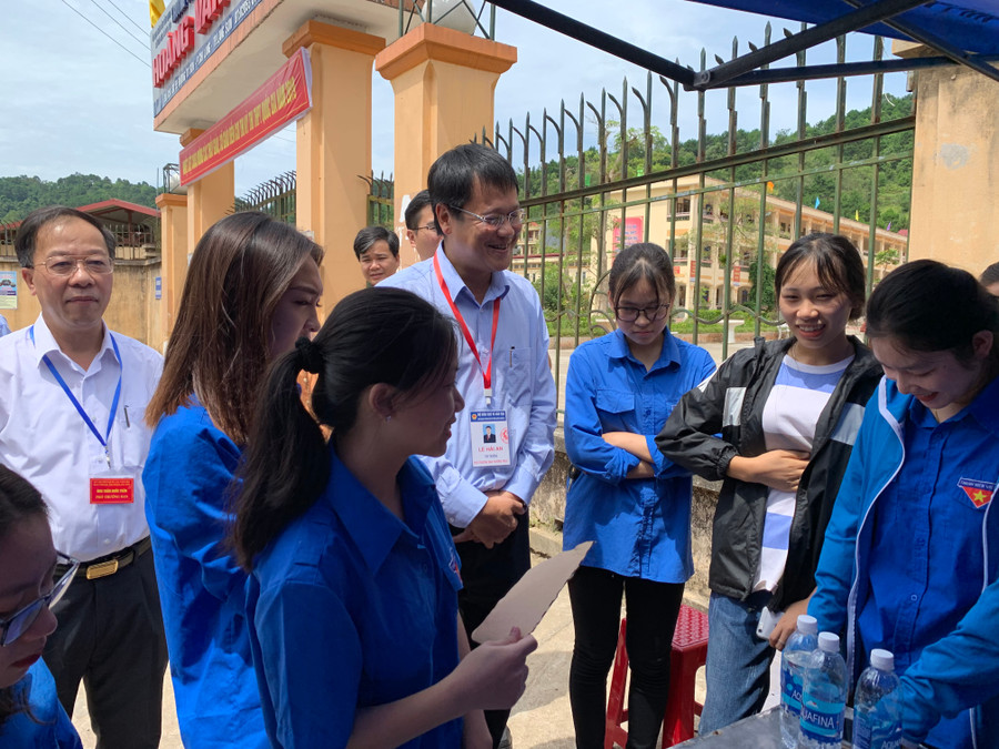 Thứ trưởng trò chuyện cùng các sinh viên tình nguyện Thứ trưởng trò chuyện cùng các sinh viên tình nguyện