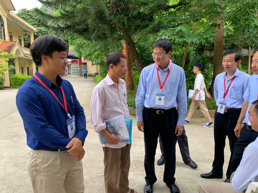 Thứ trưởng động viên, chia sẻ một thí sinh cao tuổi Thứ trưởng động viên, chia sẻ một thí sinh cao tuổi