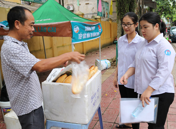 Người dân ở huyện Bảo Thắng tự nguyện phát bánh mì miễn phí cho thí sinh. Người dân ở huyện Bảo Thắng tự nguyện phát bánh mì miễn phí cho thí sinh.