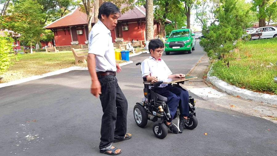 Hình ảnh bố con Thiên Phú cùng nhau đến trường thi đã để lại hình ảnh đẹp trong lòng mọi người. Hình ảnh bố con Thiên Phú cùng nhau đến trường thi đã để lại hình ảnh đẹp trong lòng mọi người.