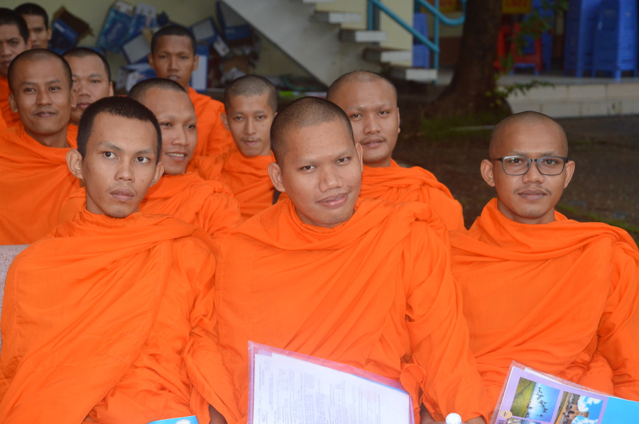 Tăng sinh dự thi.