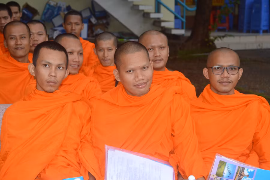 Tăng sinh dự thi.