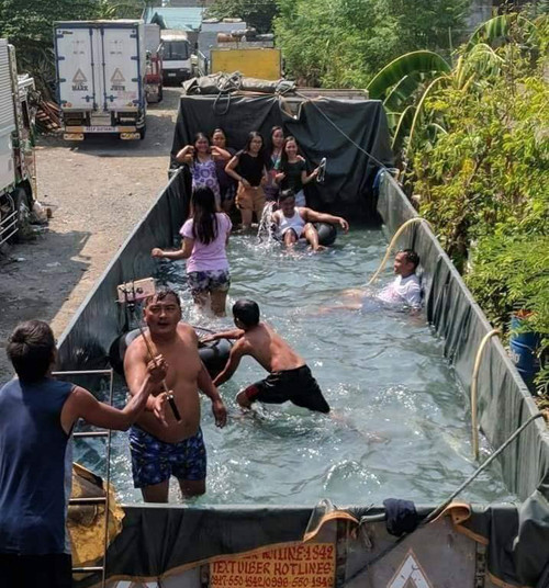 Vợ con muốn đi biển, tài xế chế xe tải thành bể bơi cực sáng tạo ảnh 2 Thế này có khác gì đi tắm biển cơ chứ.