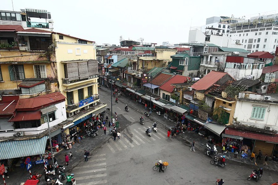 Khu phố cổ Hà Nội có diện tích khoảng 81 ha nằm trên địa bàn 10 phường thuộc quận Hoàn Kiếm, với tổng số dân khoảng 66.600 người