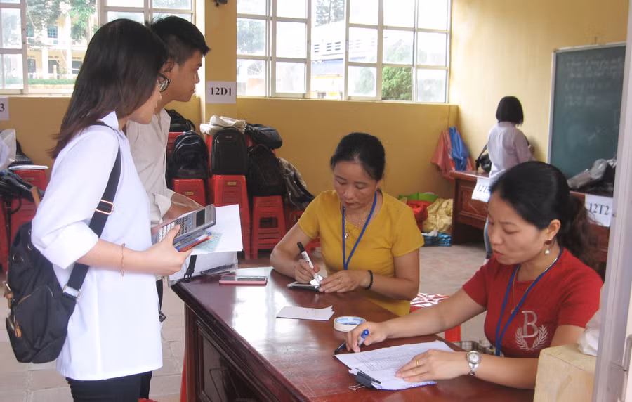Thí sinh gửi đồ dùng cá nhân tại Hội đồng thi tỉnh Yên Bái trước khi vào khu vực thi. Ảnh: Ngọc Dư