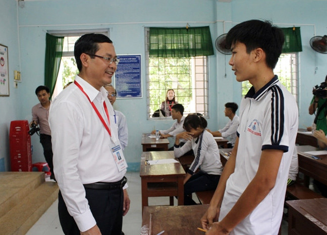 Thứ trưởng Nguyễn Văn Phúc động viên thí sinh trước giờ thi tại Đồng Tháp