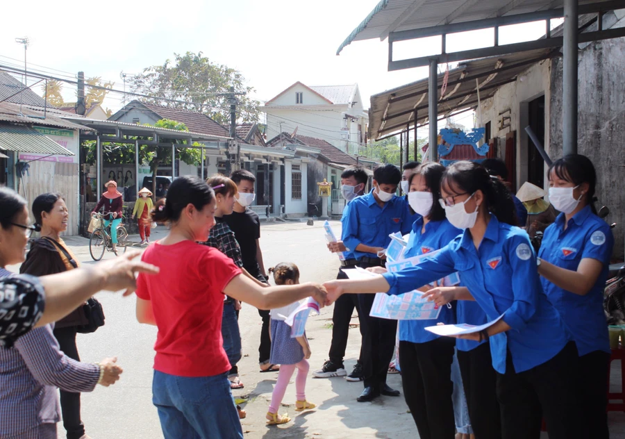 Tuổi trẻ ở Thừa Thiên Huế tích cực tuyên truyền, phát khẩu trang miễn phí phòng, chống Covid-19