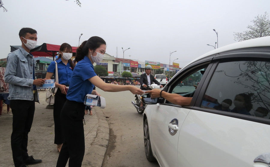 Phát khẩu trang miễn phí tại các điểm công cộng. Phát khẩu trang miễn phí tại các điểm công cộng.
