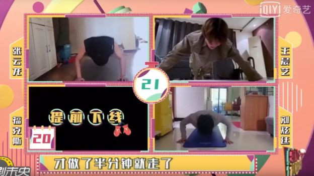 Một livestreamer đang tương tác với các fan từ nhà ở Vũ Hán. Một livestreamer đang tương tác với các fan từ nhà ở Vũ Hán.