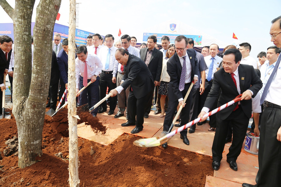 Thủ tướng Nguyễn Xuân Phúc phát động lễ trồng cây