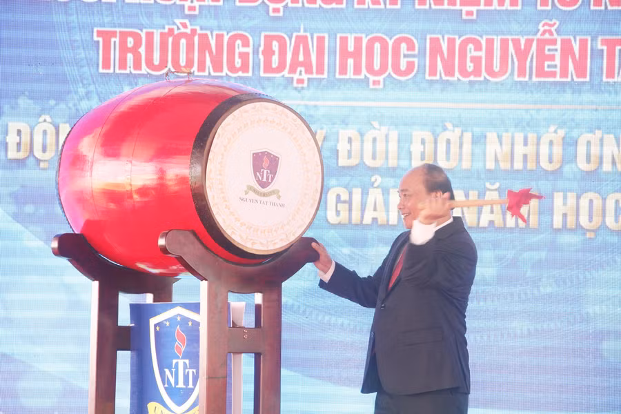 Thủ tướng Nguyễn Xuân Phúc đánh trống khai giảng năm học mới cho Trường Đại học Nguyễn Tất Thành