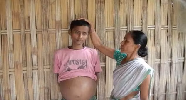 Hazarika chụp ảnh cùng mẹ