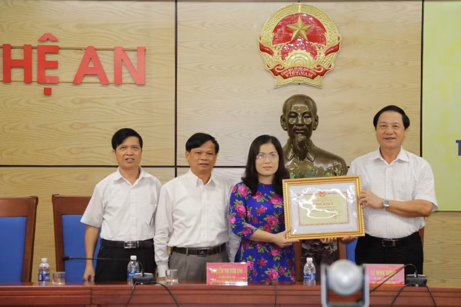 Ngành giáo dục Nghệ An nhận bằng khen của Bộ trưởng Bộ GD&ĐT vì đã có thành tích xuất sắc trong phong trào thi đua đổi mới sáng tạo dạy và học năm học 2016 -2017