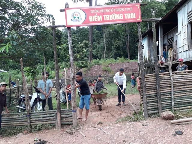 Phụ huynh chặt nứa rào trường, thầy giáo xin áo quần cho học sinh tới lớp 