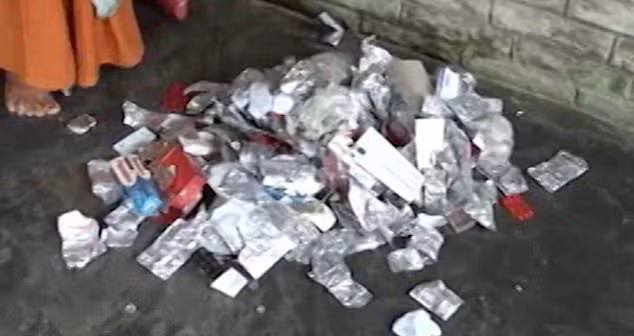 Vỏ thuốc chất đống trong nhà Hazarika