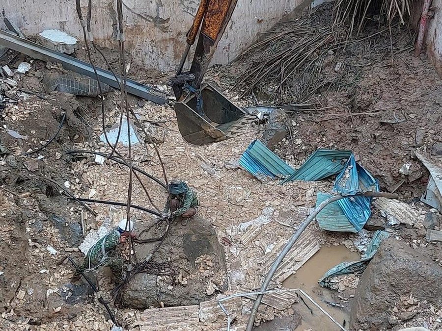 Với sự hỗ trợ của phương tiện, lực lượng tìm kiếm cứu nạn tiến hành đưa những khối đá lớn ra khỏi hầm. Ảnh: Hao Tran.