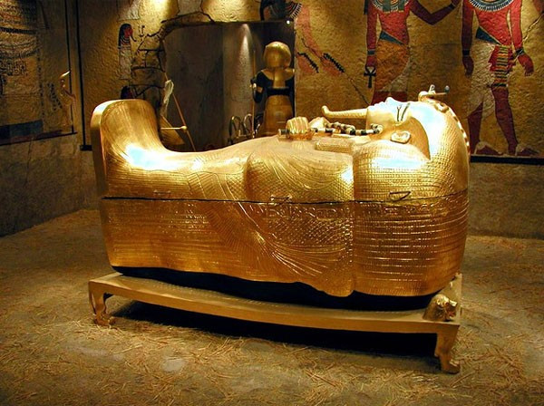 Những cạm bẫy kỳ bí trong các lăng mộ pharaoh ảnh 1 Quan tài mạ vàng của một pharaoh