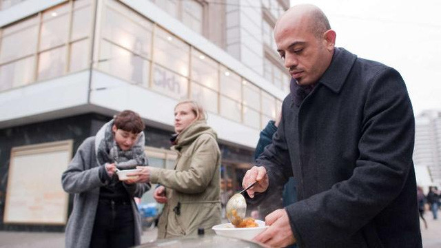 Người tị nạn Syria nấu ăn cho dân vô gia cư Berlin ảnh 1 Người tị nạn Syria nấu ăn cho dân vô gia cư Berlin ảnh 1