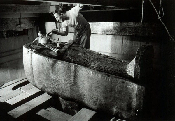 Những cạm bẫy kỳ bí trong các lăng mộ pharaoh ảnh 3 Howard Carter bên phần xác ướp của Vua Tut