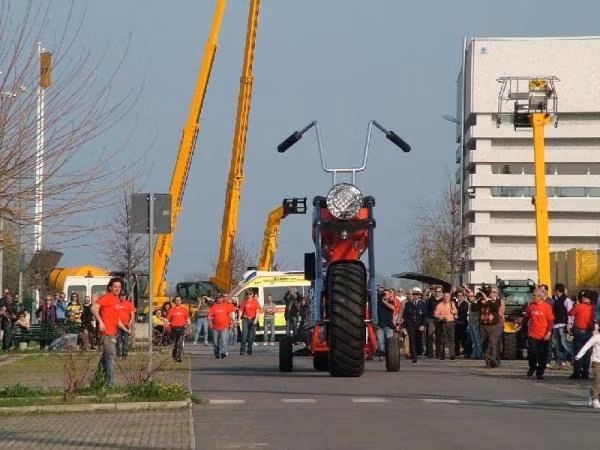 Choáng với ‘quái vật’ 2 bánh to bằng tòa nhà đi vào sách kỷ lục Guinness ảnh 2
